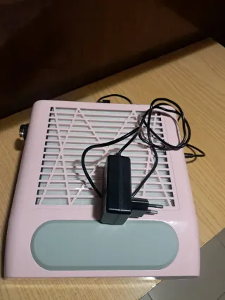 Aspirador de manicura rosa.