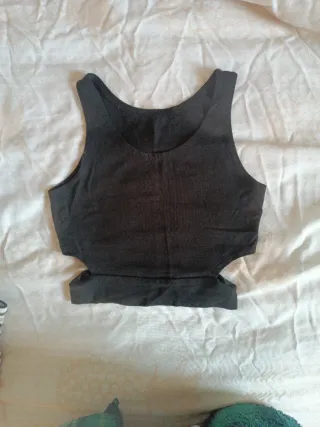 Top negro con cortes laterales