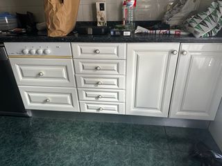Muebles de cocina blancos y dorados