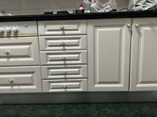 Muebles de cocina blancos y dorados