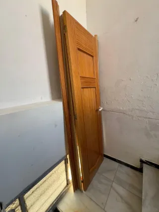 Puerta de madera color pino