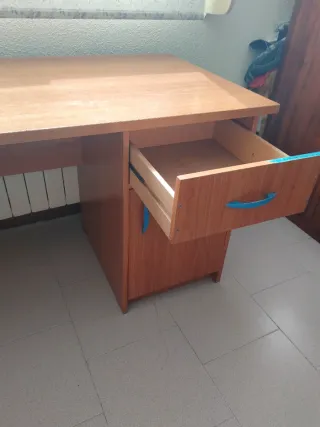 Escritorio de madera marrón