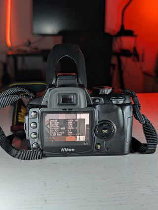 Cámara Nikon D60 con accesorios