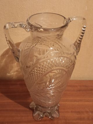 Jarrón de cristal tallado con asas