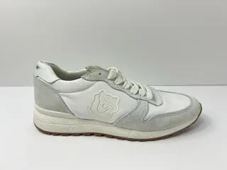 Zapatillas blancas marca Oveja negra de Lola Rey