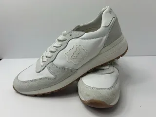 Zapatillas blancas marca Oveja negra de Lola Rey