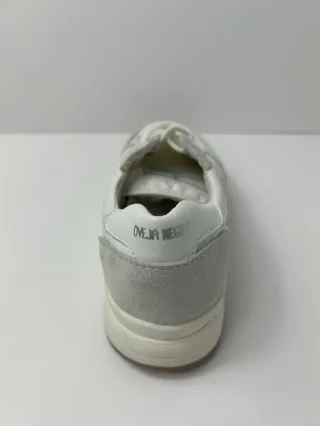 Zapatillas blancas marca Oveja negra de Lola Rey