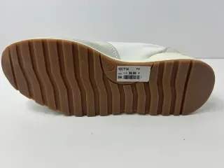 Zapatillas blancas marca Oveja negra de Lola Rey