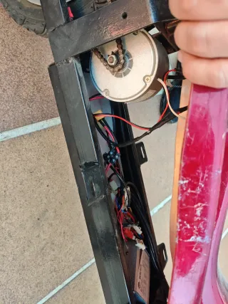 Patinete eléctrico rojo