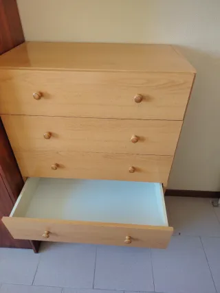 Cajonera de madera color beige