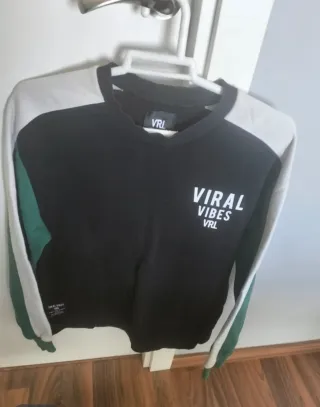Sudadera VRL Viral Vibes Negra y Verde