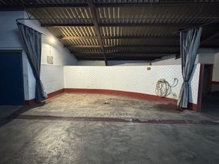 SE VENDE COCHERA   “CERRADA”