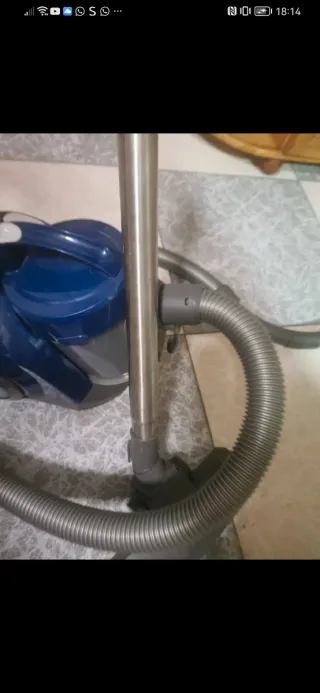 Aspirador azul con manguera