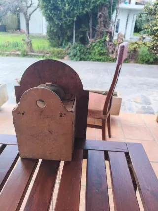 Reloj antiguo de pared con paisaje