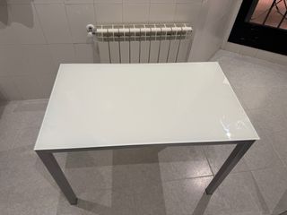 Mesa de cocina cristal y acero con taburetes