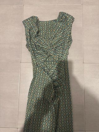Vestido verde y dorado con aberturas