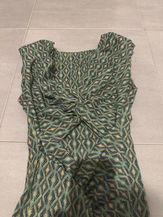 Vestido verde y dorado con aberturas