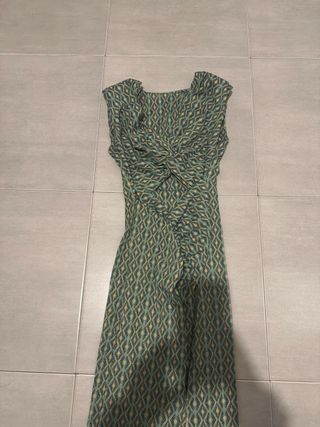 Vestido verde y dorado con aberturas