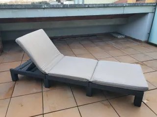 Tumbona con cojín beige y negro