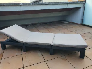 Tumbona con cojín beige y negro