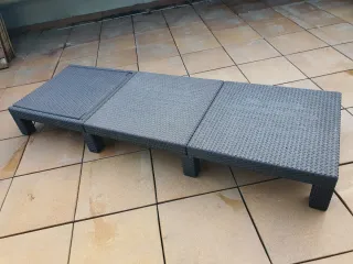 Tumbona con cojín beige y negro