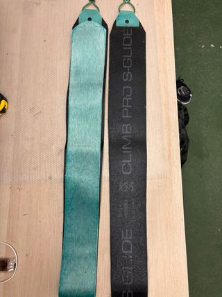 Esquís de montaña con pieles