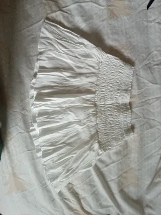 Falda corta blanca con volumen (con pantalón)