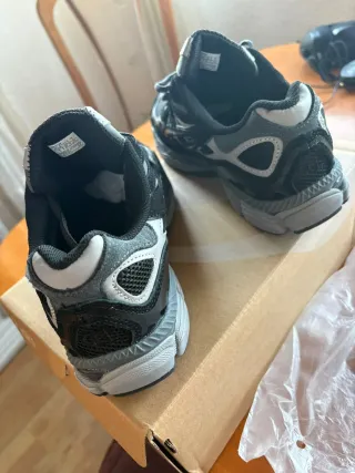 Zapatillas Asics Negras y Grises