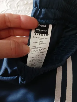 Pantalón deportivo azul con rayas.  Azul petróleo