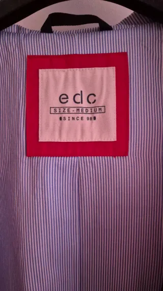 Chaqueta roja con capucha