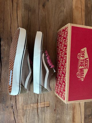 Vans Old Skool Marrones con Cordones Rosas