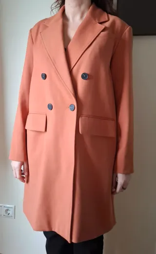 Abrigo Zara color teja