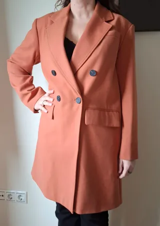 Abrigo Zara color teja