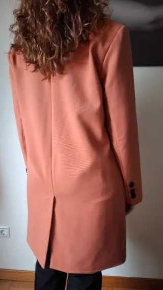 Abrigo Zara color teja