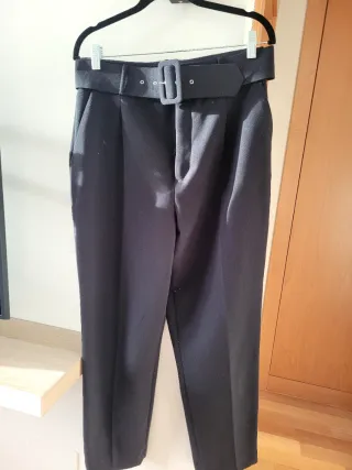 Pantalones Zara Beige y Negro con Cinturón