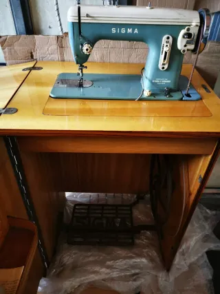 Máquina de coser Sigma con mesa