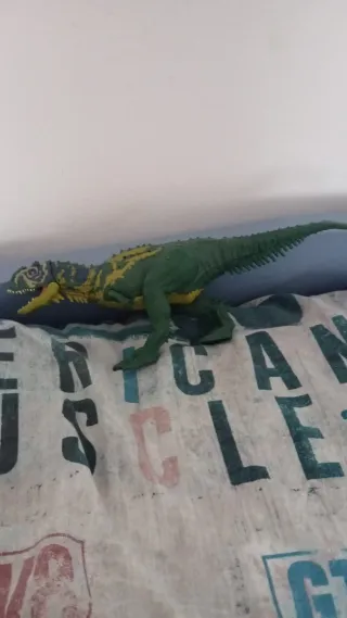 Dinosaurio de juguete verde y amarillo