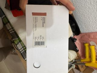 Zapatos de vestir naranjas y blancos