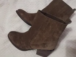 Botines Alma en Pena Piel Ante Marrón