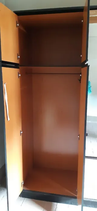 Armario de madera con espejos