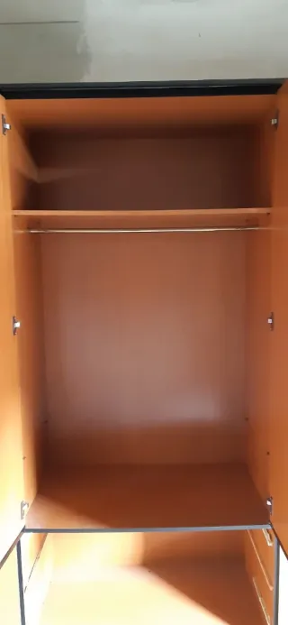 Armario de madera con espejos