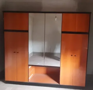 Armario de madera con espejos