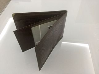 Portafogli in pelle marrone con porta assegni