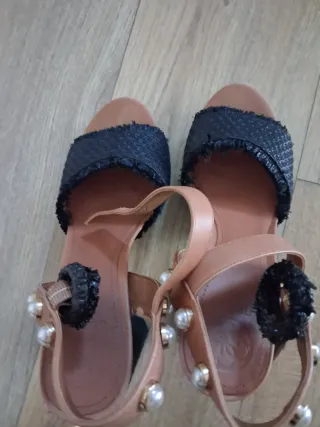 Sandalias de tacón negras y marrones