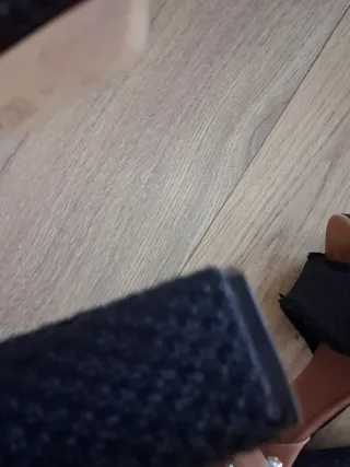 Sandalias de tacón negras y marrones