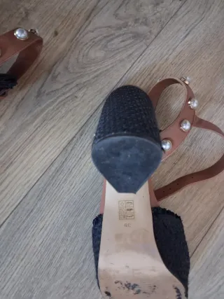 Sandalias de tacón negras y marrones