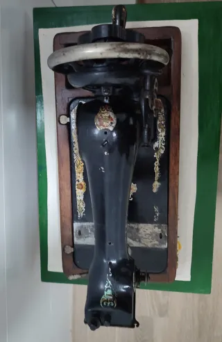 Máquina de coser antigua SINGER