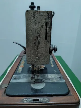 Máquina de coser antigua SINGER