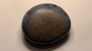 Piedra pintada a mano con peces Koi