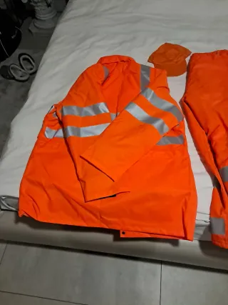 Pantaloni e cappello alta visibilità